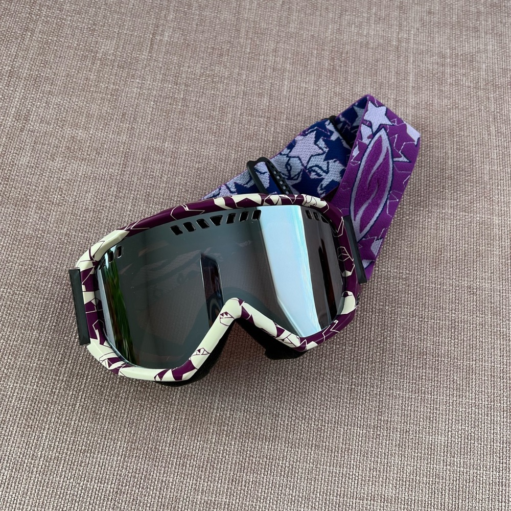Smith Women’s snowboarding goggles purple with stars